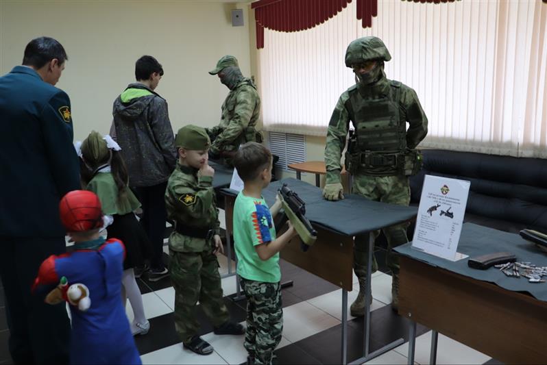 Военнослужащие Росгвардии провели экскурсию для воспитанников архангельского социального центра