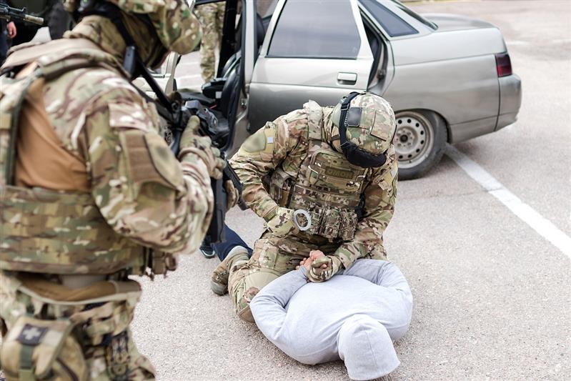 При участии керченского ОМОН с поличным задержаны распространители наркотических средств