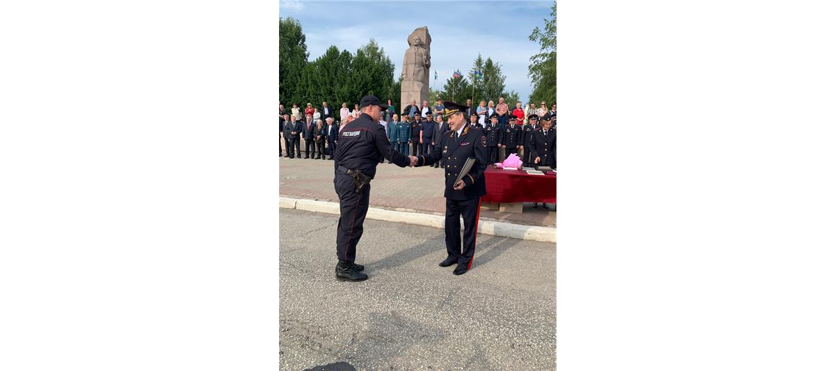 Сотрудники вневедомственной охраны приняли участие в гарнизонном разводе в честь 98-летия МВД по Республике Коми