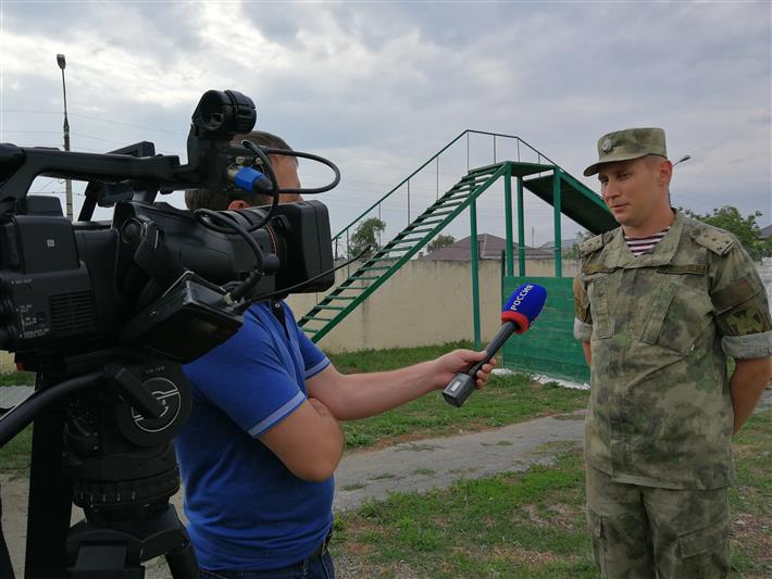Росгвардейцы Карачаево-Черкесии рассказали журналистам регионального телевидения о тонкостях работы ветеринарно-санитарной службы тероргана 