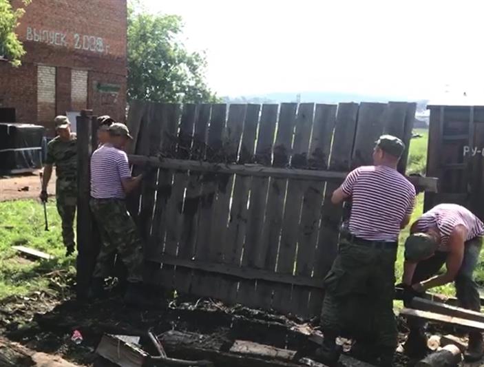 Военнослужащие Росгвардии приступили к аварийно-восстановительным работам  в образовательных учреждениях города Тулуна (видео)
