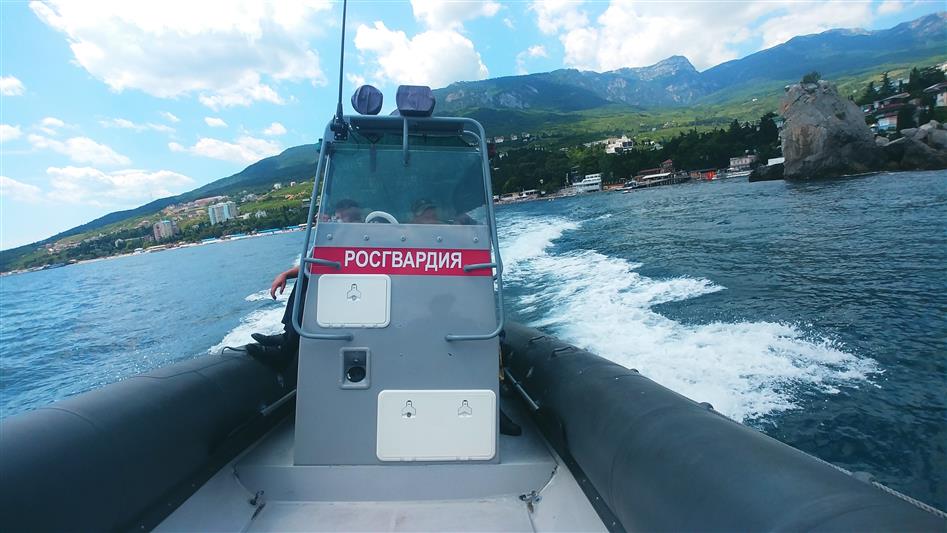 Крымские росгвардейцы спасли девочку, оказавшуюся в опасной ситуации в Черном море (видео)