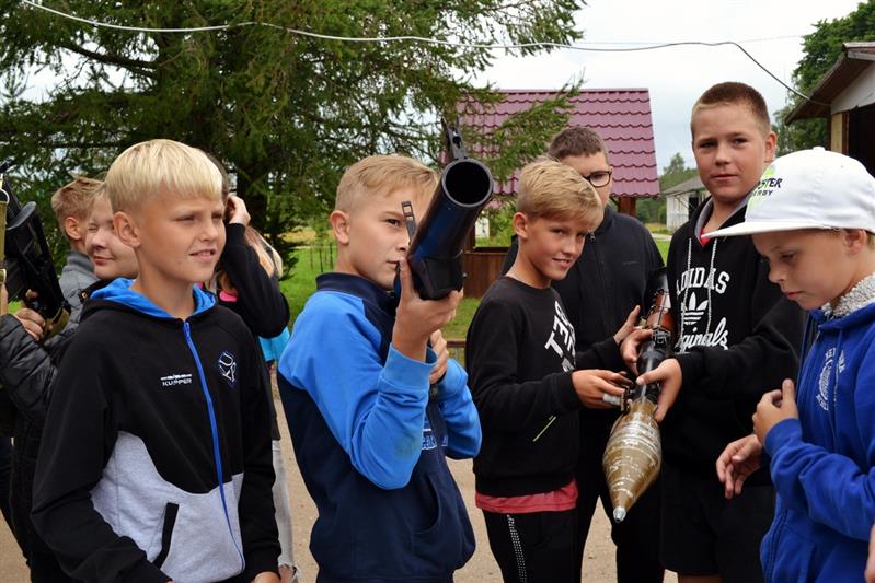 В рамках акции «Каникулы с Росгвардией» правоохранители в Новгородской области провели для детей урок безопасности   