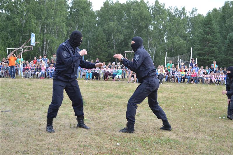 В рамках акции «Каникулы с Росгвардией» сотрудники омских СОБР  и ОМОН рассказали ребятам из летнего лагеря об особенностях службы в ведомстве 