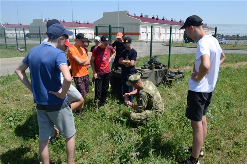 Военнослужащие центра специального назначения Росгвардии провели военно-патриотическое занятие для железноводских юнармейцев