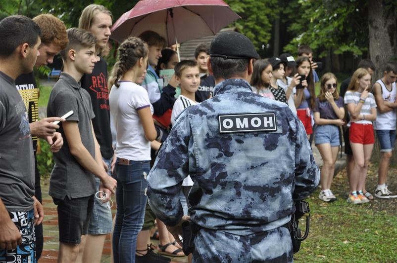 Сотрудники адыгейского ОМОН посетили детский лагерь в рамках акции «Каникулы с Росгвардией»