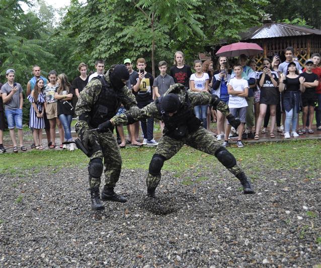 Сотрудники адыгейского ОМОН посетили детский лагерь в рамках акции «Каникулы с Росгвардией»
