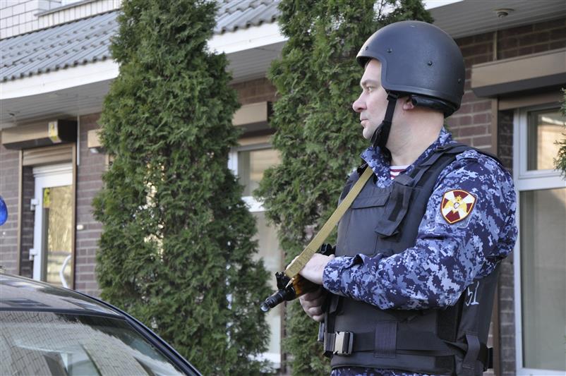 В Смоленске сотрудники Росгвардии задержали злоумышленника, ранившего ножом двух человек