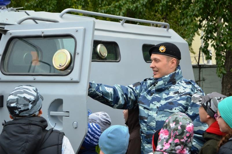 Юные екатеринбуржцы побывали на базе ОМОН