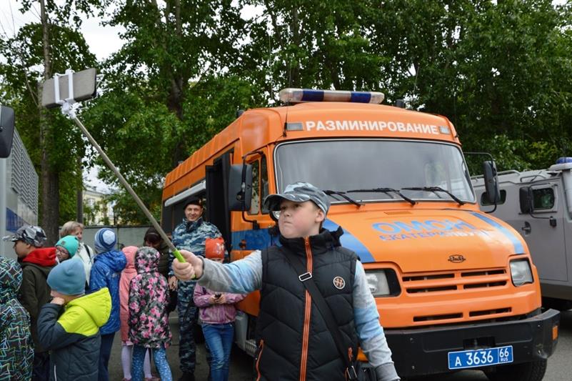 Юные екатеринбуржцы побывали на базе ОМОН