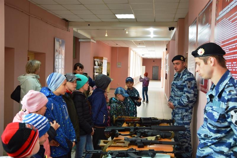 Юные екатеринбуржцы побывали на базе ОМОН