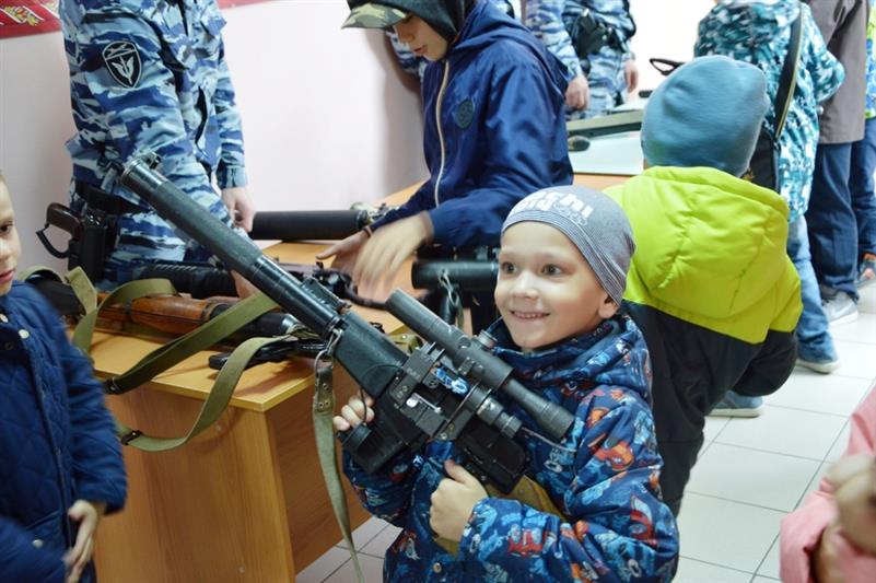 Юные екатеринбуржцы побывали на базе ОМОН