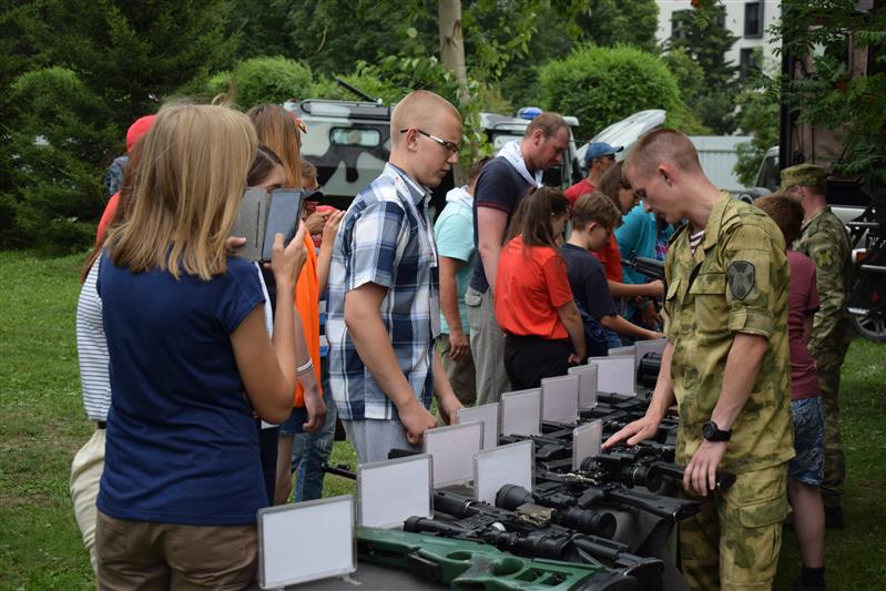 Сотрудники Росгвардии организовали выставку вооружения и военной техники на олимпиаде юных геологов в Новосибирской области