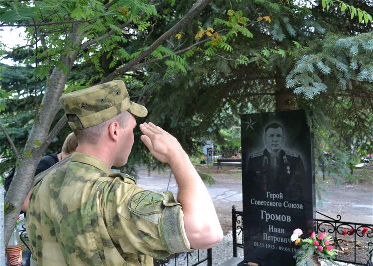 В Ульяновске сотрудники и военнослужащие Росгвардии приняли участие в открытии памятника Герою Советского Союза Ивану Громову