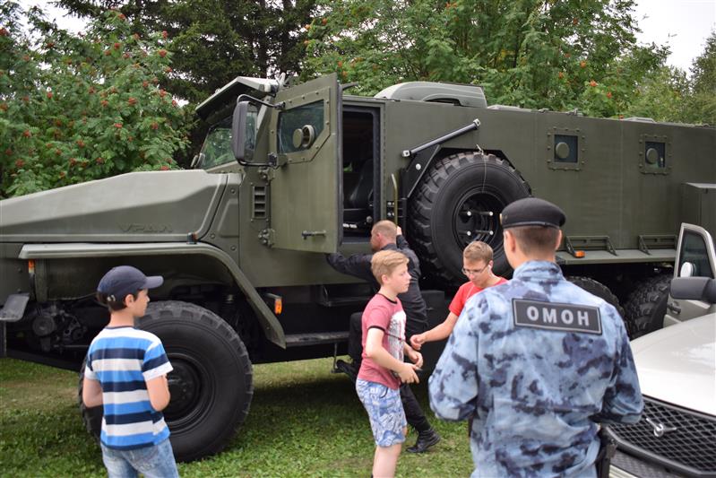 Сотрудники Росгвардии организовали выставку вооружения и военной техники на олимпиаде юных геологов в Новосибирской области