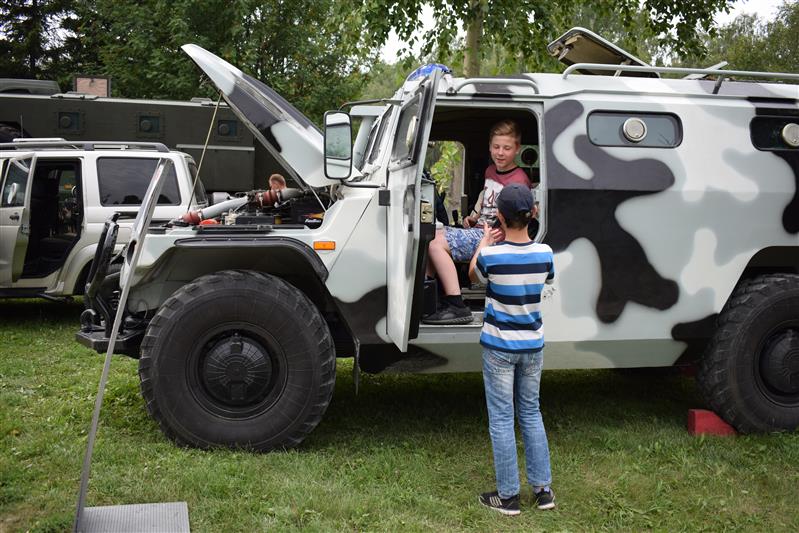Сотрудники Росгвардии организовали выставку вооружения и военной техники на олимпиаде юных геологов в Новосибирской области