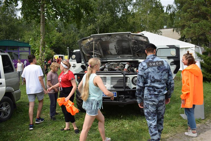 Сотрудники Росгвардии организовали выставку вооружения и военной техники на олимпиаде юных геологов в Новосибирской области