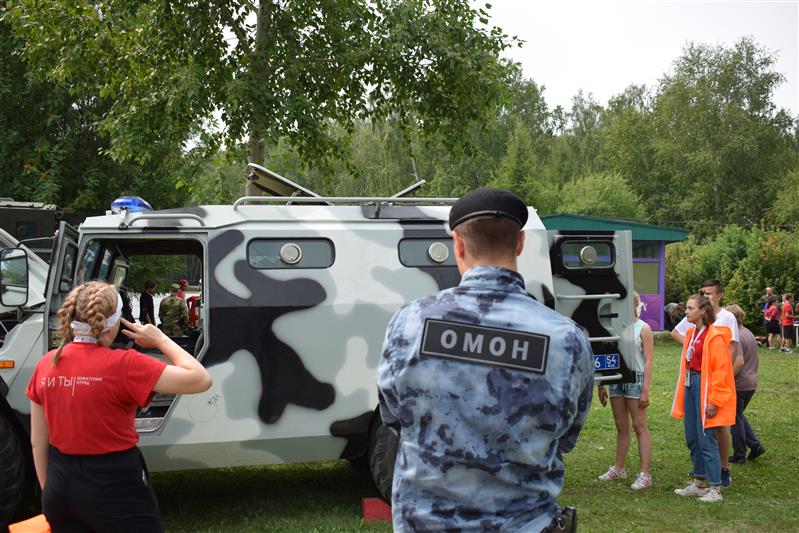 Сотрудники Росгвардии организовали выставку вооружения и военной техники на олимпиаде юных геологов в Новосибирской области