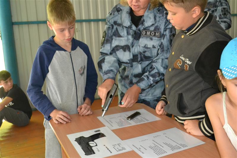 Офицеры ульяновского ОМОН встретились  с отдыхающими детского лагеря имени Александра Матросова 