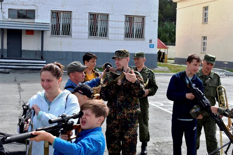 Лесновский полк  по охране важных государственных объектов отметил 71-ю годовщину со дня образования