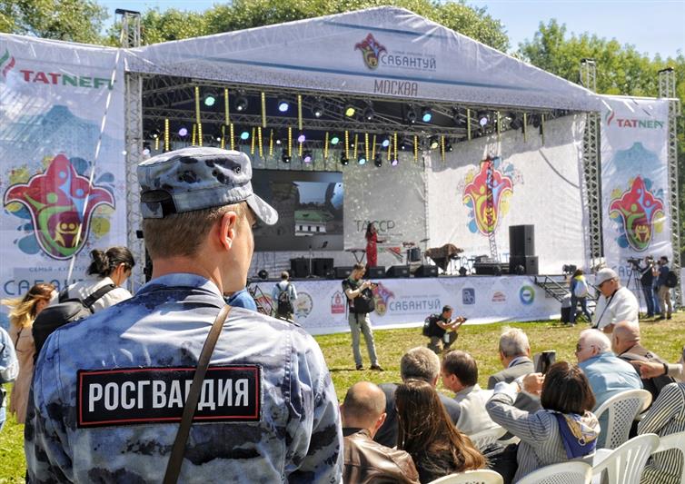 Сотрудники и военнослужащие Центрального округа Росгвардии обеспечивают безопасность граждан в ходе проведения праздничных мероприятий «Сабантуй-2019» 