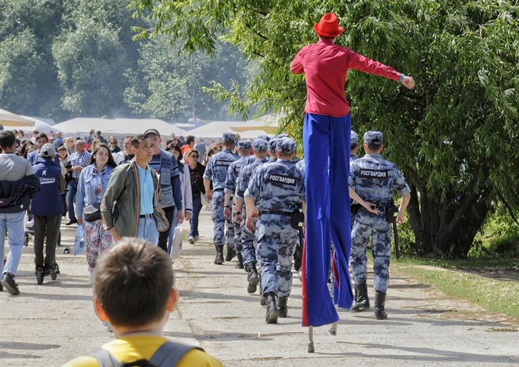 Сотрудники и военнослужащие Центрального округа Росгвардии обеспечивают безопасность граждан в ходе проведения праздничных мероприятий «Сабантуй-2019» 