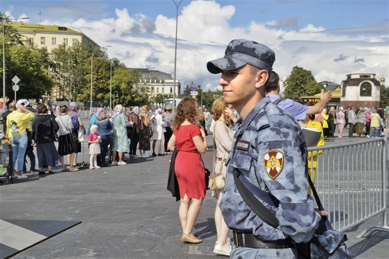 В Москве безопасность паломников обеспечивают военнослужащие московского соединения по охране общественного порядка