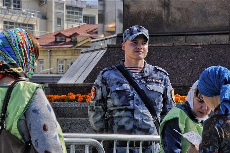 В Москве безопасность паломников обеспечивают военнослужащие московского соединения по охране общественного порядка