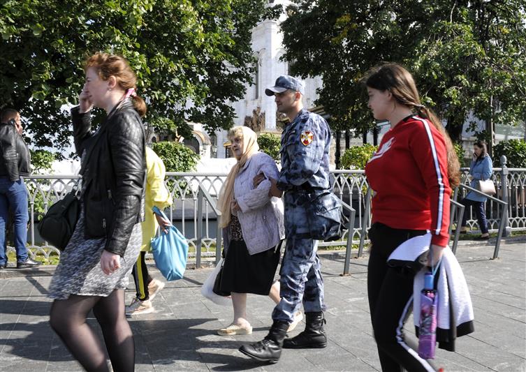 В Москве безопасность паломников обеспечивают военнослужащие московского соединения по охране общественного порядка