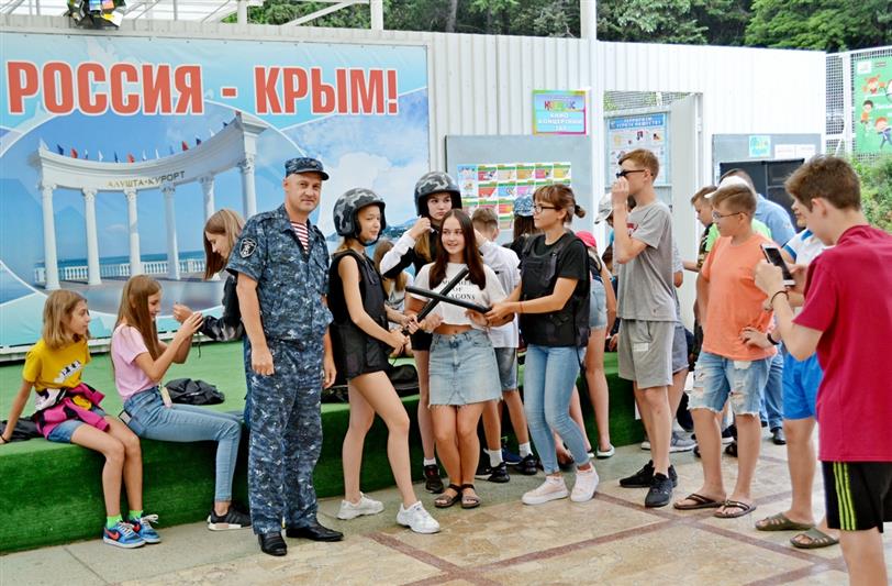 Сотрудники вневедомственной охраны в рамках акции «Каникулы с Росгвардией» посетили детский лагерь в Крыму