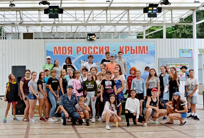 Сотрудники вневедомственной охраны в рамках акции «Каникулы с Росгвардией» посетили детский лагерь в Крыму