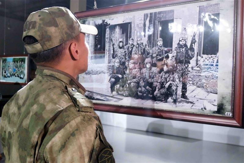 В Якутии в историческом парке «Россия-Моя История» открылась фотовыставка, посвященная Герою России Александру Рыжикову