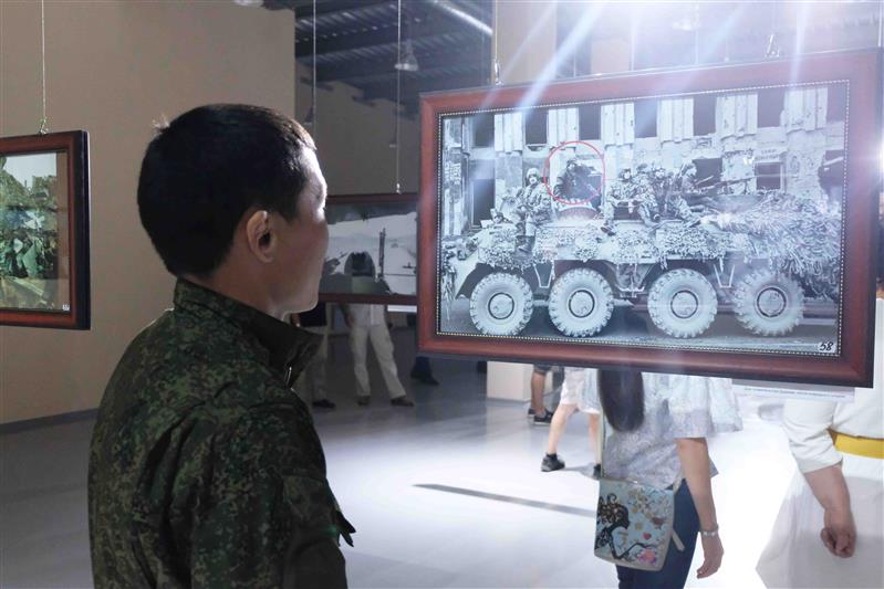 В Якутии в историческом парке «Россия-Моя История» открылась фотовыставка, посвященная Герою России Александру Рыжикову