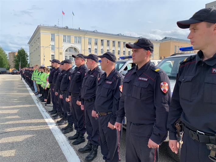 Сотрудники вневедомственной охраны приняли участие в гарнизонном разводе в честь 98-летия МВД по Республике Коми