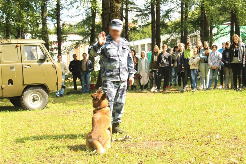 В Чувашии сотрудники ОМОН провели для детей акцию «Каникулы с Росгвардией»