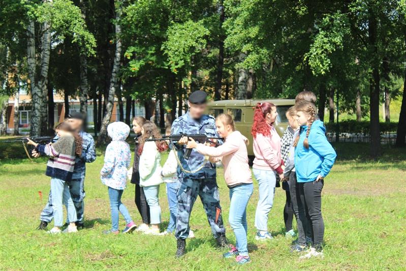 В Чувашии сотрудники ОМОН провели для детей акцию «Каникулы с Росгвардией»