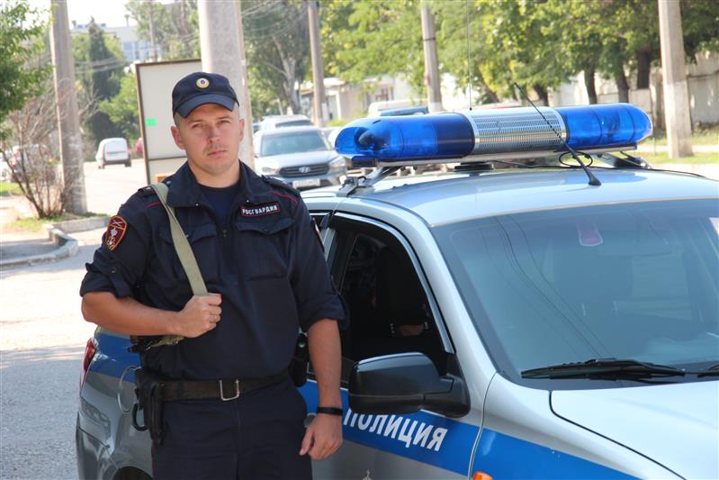 Росгвардеец помог жительнице Севастополя выбраться из горящего автомобиля