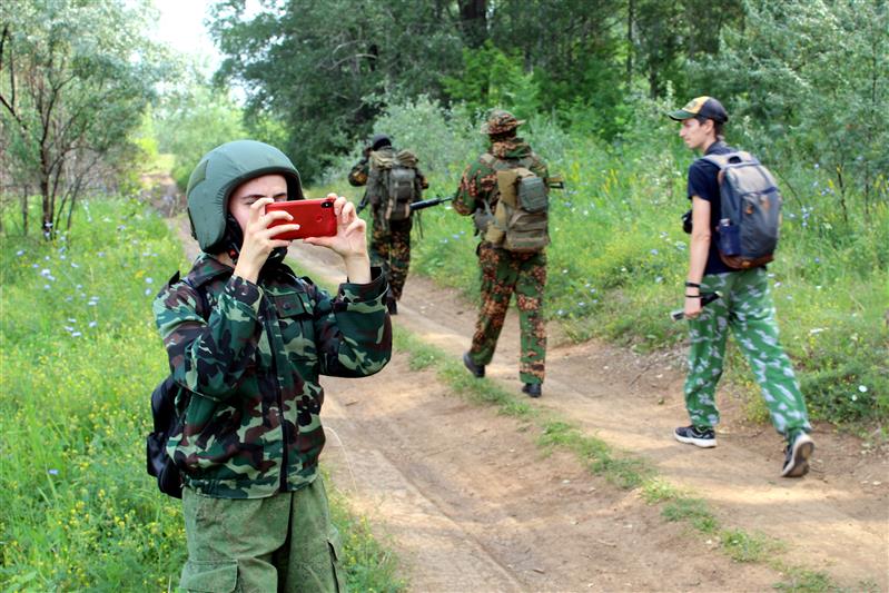 В рамках акции Росгвардии оренбургские блогеры попробовали себя в роли военных корреспондентов (фото)