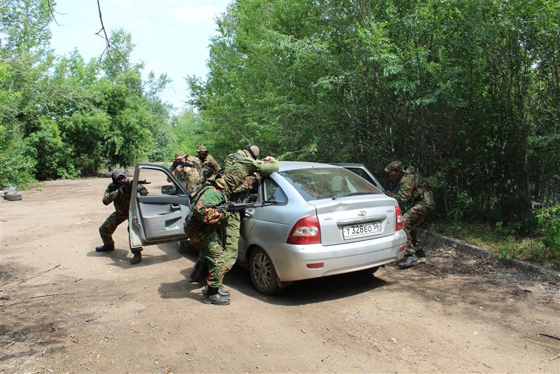 В рамках акции Росгвардии оренбургские блогеры попробовали себя в роли военных корреспондентов (фото)