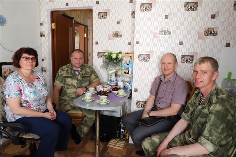 Росгвардейцы Югры поздравили с Днем рождения мать  военнослужащего внутренних войск, погибшего при исполнении воинского долга 