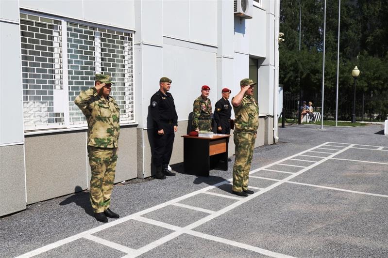 В Управлении Росгвардии по ХМАО – Югре  состоялось вручение крапового берета и памятных медалей (видео)