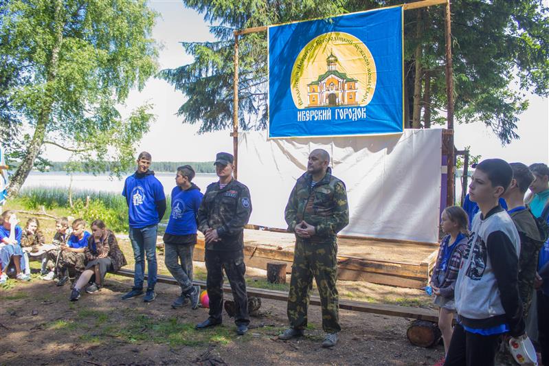 Представители руководства новгородского областного управления Росгвардии приняли участие в открытии военно-патриотического слета «Иверский городок-2019»