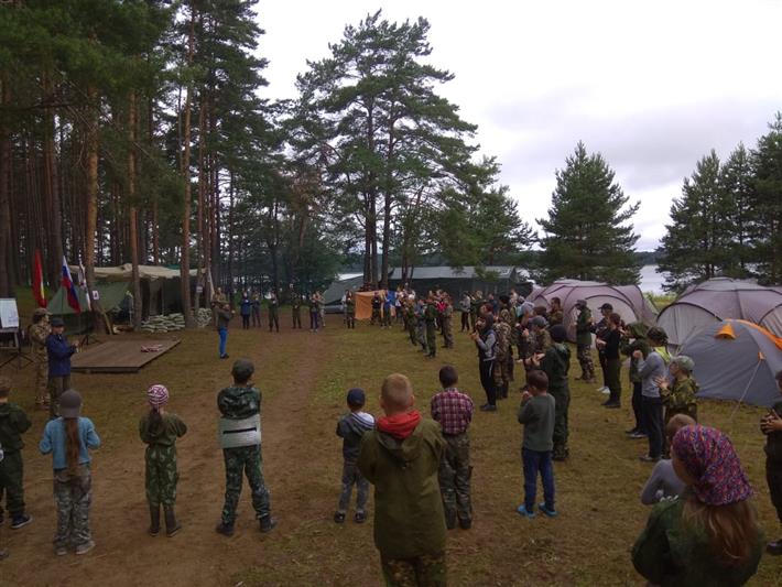 Сотрудники СОБР «Булат» провели занятия с участниками военно-патриотического слета на Селигере