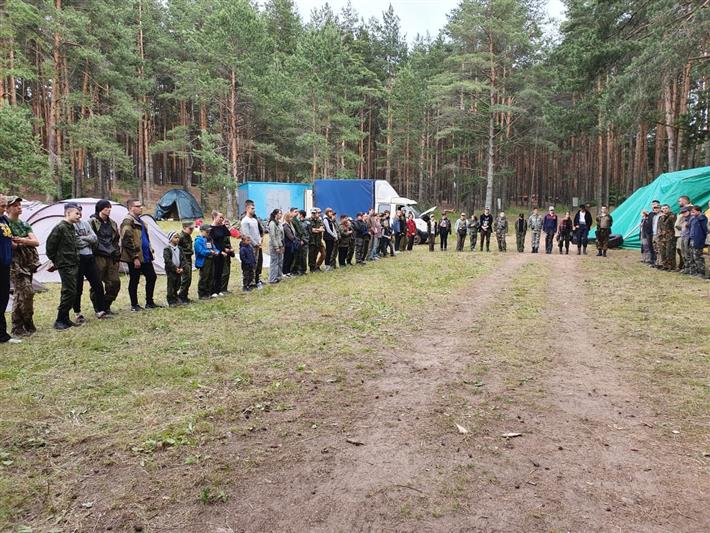 Сотрудники СОБР «Булат» провели занятия с участниками военно-патриотического слета на Селигере