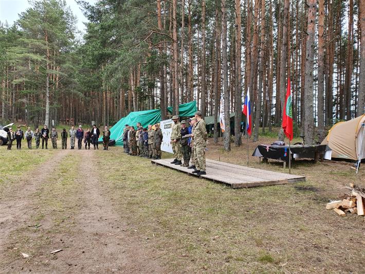 Сотрудники СОБР «Булат» провели занятия с участниками военно-патриотического слета на Селигере