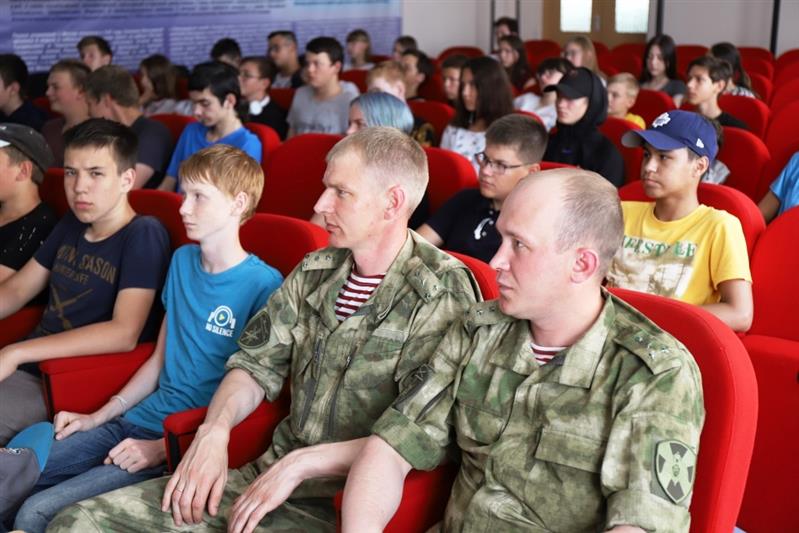 В рамках акции «Каникулы с Росгвардией» сотрудники управления  ведомства по ХМАО-Югре встретились с участниками молодежных трудовых отрядов 
