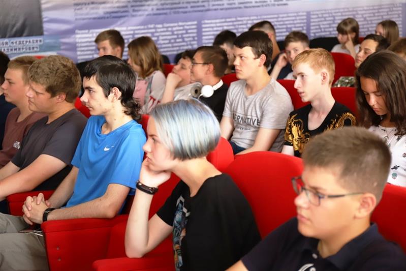 В рамках акции «Каникулы с Росгвардией» сотрудники управления  ведомства по ХМАО-Югре встретились с участниками молодежных трудовых отрядов 