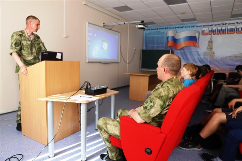 В рамках акции «Каникулы с Росгвардией» сотрудники управления  ведомства по ХМАО-Югре встретились с участниками молодежных трудовых отрядов 