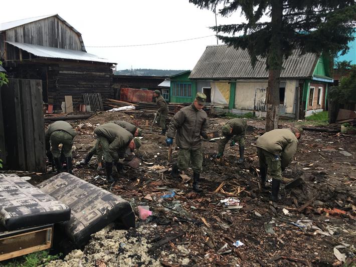 Росгвардия продолжает оказывать помощь населению  в Тулуне