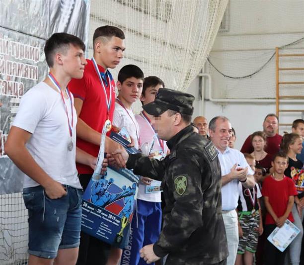 Донские росгвардейцы приняли участие в проведении детско-юношеского турнира по кикбоксингу памяти погибшего спецназовца